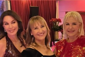 Σταματίνα Τσιμτσιλή: Με λύκρα κολάν, τσάντα Celine και oversized γούνα σε χριστουγεννιάτικη συναυλία στην Ολλανδία - εικόνα 7