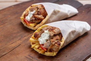 Ελληνας από την Κεφαλονιά τρελαίνει τους Βρετανούς με τυλιχτό γύρο που φτάνει τα τέσσερα κιλά