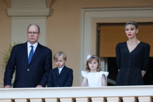 Με τα δίδυμα στη Σύνοδο Κορυφής ο πρίγκιπας Αλβέρτος - Δεν ήθελε να τα αφήσει μόνα, άφαντη η Σαρλίν - εικόνα 3