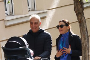 Όλγα Κεφαλογιάννη: Άβαφη, με casual look και τα δίδυμα παιδιά της στο καρότσι [εικόνες]