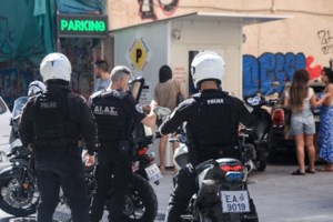 Πλήρωνε το πάρκινγκ και έκλεβε πολυτελή τζιπ από χώρους στάθμευσης στην Αθήνα: Πώς παραπλανούσε τους υπαλλήλους