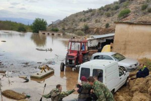 Λάρισα: 80 άτομα απεγκλωβίστηκαν πάνω σε καρότσα τρακτέρ - Χωρίς φαγητό και νερό για 24 ώρες [Βίντεο]