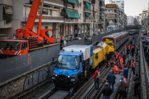 Ντοκουμέντο φρίκης  από το τραγικό δυστύχημα στον ΗΣΑΠ - Η προσπάθεια των εργατών να εγκαταλείψουν τη λοκομοτίβα [Βίντεο] - εικόνα 4