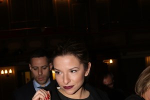 Εριέττα Κούρκουλου Λάτση: Η αδημοσίευτη φωτογραφία από τον γάμο της στη Μύκονο - Η πολύχρωμη νυφική ανθοδέσμη - εικόνα 7