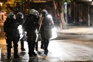 Δράκος των Εξαρχείων: Ξανθός με γαλανά μάτια - Βίντεο ντοκουμέντο με τέταρτη επίθεση σε γυναίκα, σε είσοδο πολυκατοικίας - εικόνα 2