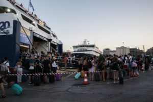 Γεμάτα τα πλοία: ''Δραπετεύουν'' για τα νησιά οι αδειούχοι -  55.502 επιβάτες θα αναχωρήσουν το Σαββατοκύριακο [εικόνες, βίντεο] - εικόνα 4