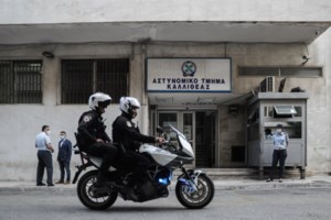 Απόπειρα δολοφονίας στην Καλλιθέα: Μέχρι και ξίφος είχε η 51χρονη που μαχαίρωσε τον σύντροφό της - εικόνα 2