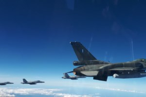 Φωτογραφία ντοκουμέντο με τη ζημιά στο Kemal Reis από τη φρεγάτα "Λήμνος" - εικόνα 4