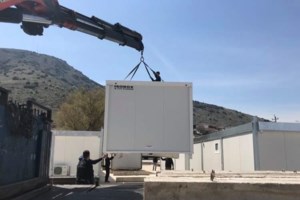 Σεισμός στην Ελασσόνα: Μαθητής της έκτης δημοτικού έφτιαξε λαμπάδες για να βοηθήσει το σχολείο που κατέρρευσε