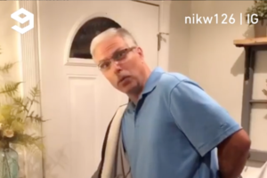 Viral ο απίθανος πιτσιρικάς που μιμείται τον Σπύρο Παπαδόπουλο στο σποτ "Μένουμε Σπίτι" [βίντεο]