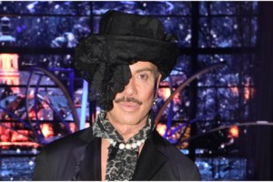 Ο Λάκης Γαβαλάς δίνει στιλιστικές συμβουλές για το βράδυ της Πρωτοχρονιάς από τη... λαϊκή αγορά [βίντεο]