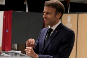 Γαλλία: Μεγάλη πολιτική αναταραχή με το "καλημέρα" - Πρόταση μομφής κατά της κυβέρνησης Μπορν από το μπλοκ Μελανσόν