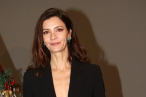 Το casual look της Δούκισσας Νομικού: Η απίθανη casual εμφάνιση με λευκό ζιβάγκο και τζιν καμπάνα - εικόνα 8