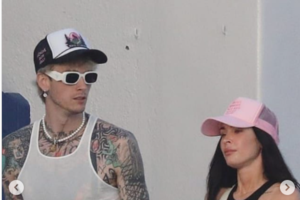 Μέγκαν Φοξ: Νυχτερινή βόλτα στη Θεσσαλονίκη μαζί με τον σύντροφό της [Βίντεο]