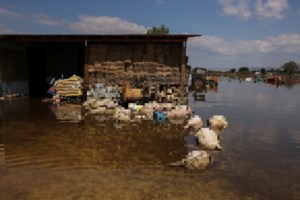 Λάρισα: Ξύλο και χημικά σε πορεία για τις πλημμύρες - "Πνίξατε τον κάμπο, θα σας πνίξει η οργή μας" [Εικόνες] - εικόνα 6