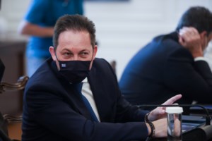 Τραβάει το σχοινί η ΠΟΕΔΗΝ για τον υποχρεωτικό εμβολιασμό: Προσέφυγε στο ΣτΕ κατά του νόμου