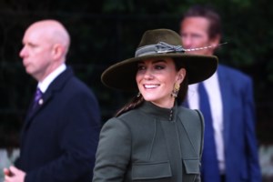 Η βασίλισσα Μάξιμα φόρεσε το τέλειο πανωφόρι από το brand Zeus and Dione: Το κεντημένο παρκά σε στιλ κάπας - εικόνα 8