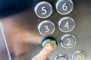 Εργατικό ατύχημα στο Παγκράτι: Τρεις εργαζόμενοι πολυκαταστήματος τραυματίστηκαν μέσα σε ασανσέρ