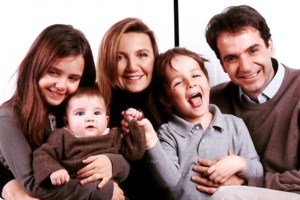 Μαρέβα Γκραμπόφσκι-Μητσοτάκη: Η κάπα με τις παγιέτες και το μπλε deux pieces που φόρεσε σε τελετή βράβευσης - εικόνα 13