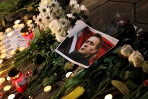 Ρωσία: Πάνω από 110 συλλήψεις στις εκδηλώσεις για τον Ναβάλνι - Μαζεύουν ακόμη και τα λουλούδια που αφήνουν στη μνήμη του - εικόνα 3