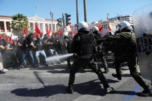 Πανεκπαιδευτικό συλλαλητήριο στο κέντρο της Αθήνας με συνθήματα, καπνογόνα και κιθάρες [εικόνες]
