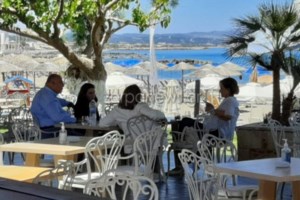 Μάχη της Κρήτης: Το ακροβατικό σμήνος Red Arrows πέταξε πάνω απ’ το Μάλεμε - Επίδειξη με F-16 και ρίψη αλεξιπτωτιστών - εικόνα 3