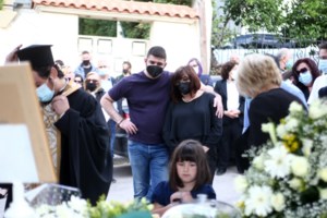 Ράγισαν καρδιές στο μνημόσυνο του Γιώργου Καραϊβάζ - Απαρηγόρητοι η γυναίκα του και ο γιος του