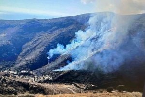 Φωτιά στη Φολέγανδρο: Καίγεται χαμηλή βλάστηση - Σηκώθηκαν δύο αεροσκάφη
