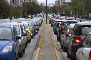 Παραβάτης αστυνομικός: Μπήκε στη ΛΕΑ και η τροχαία του αφαίρεσε τις πινακίδες - Η δικαιολογία που επικαλέσθηκε [βίντεο]