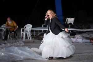 Η κριτική του Αθηνοράματος για τους "Σφήκες" της Λένας Κιτσοπούλου - Η παράσταση που δίχασε το κοινό - εικόνα 2