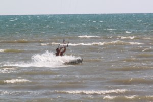 Τραγωδία στη Ρόδο: Ετσι βρήκαν τον θάνατο τα δύο παιδιά πάνω στα βράχια- Κόπηκε το σκοινί του αλεξίπτωτου - εικόνα 2