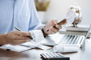 Πόσο φόρο θα πληρώσουν οι ελεύθεροι επαγγελματίες που δηλώνουν εισόδημα 268 ευρώ τον μήνα; - Η απάντηση