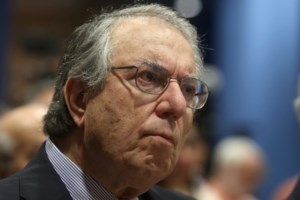 Ο Μπαμπινιώτης μας διορθώνει: Το σωστό δεν είναι ακόλουθος στο Facebook αλλά... - εικόνα 2