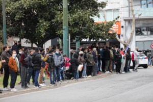 Ξέχασαν τον κορονοϊό και πήγαν για ποτάκι στη Θεσσαλονίκη – Απίστευτες εικόνες συνωστισμού [VIDEO]