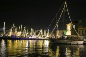 Χριστούγεννα στην Αθήνα - Φωταγωγήθηκε το χριστουγεννιάτικο δέντρο της Ομόνοιας [εικόνες]