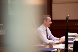 Γιάννα Αγγελοπούλου: Σικάτη με κόκκινο παραδοσιακό κοντογούνι στο Νότιο Πήλιο - εικόνα 3