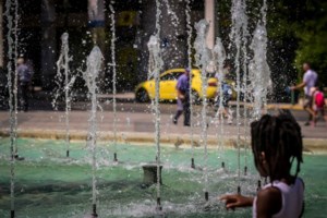 Ποιοι κινδυνεύουν περισσότερο από τον καύσωνα - Ολα όσα πρέπει να κάνετε για να προφυλαχθείτε