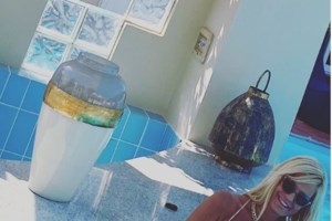 Γιάννης Πλούταρχος: Σπάνια φωτογραφία με τη σύζυγο και τα 4 παιδιά του - Από τις διακοπές