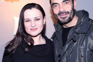 Καρυοφυλλιά Καραμπέτη: Σπάνια εμφάνιση με τον σύντροφό της - Το μονόχρωμο σύνολο που φόρεσε [εικόνες] - εικόνα 3