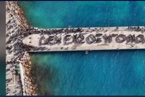 Τέμπη: Διαδηλωτής συνεχίζει να παίζει κιθάρα και φυσαρμόνικα εν μέσω των επεισοδίων στο Σύνταγμα - Απίστευτες εικόνες - εικόνα 6