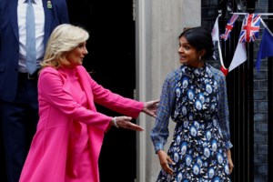 Αποθέωση για Κάρολο, Γουίλιαμ και Κέιτ που βγήκαν από το Μπάκιγχαμ για να χαιρετίσουν όσους περιμένουν την αυριανή στέψη - εικόνα 11