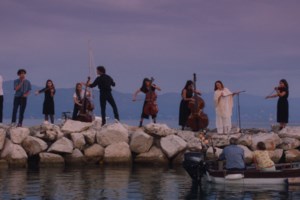 Στο σπίτι του Παπακαλιάτη: Ολοι οι πρωταγωνιστές είδαν μαζί το φινάλε του "Maestro" [βίντεο]