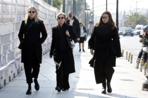 Μνημόσυνο τέως βασιλιά: Οι κόρες, οι νύφες, η κατασκευή - αστραπή του λιτού τάφου και οι καλεσμένοι - εικόνα 12