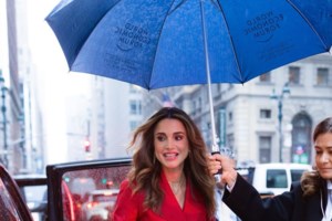 Η βασίλισσα Ράνια με ανδρόγυνο Dior look -Το μονοχρωματικό σύνολο και το blazer με τα ιδιαίτερα μανίκια