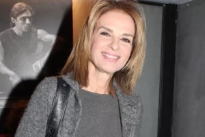 Η άβαφη Πέγκυ Σταθακοπούλου εντυπωσιάζει με μπικίνι στα 63 της [εικόνες]