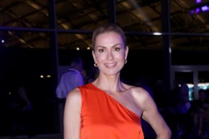 Τζίνα Αλιμόνου: Στο Χαλάνδρι με πουά μίνι φούστα και στιλάτα πέδιλα που τόνισαν τα γυμνασμένα πόδια της - εικόνα 5