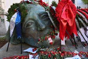 Πολυτεχνείο: Συγκίνηση και ενθουσιασμός από πλήθος κόσμου για την επέτειο της εξέγερσης - Εκλεισαν οι πόρτες - εικόνα 2