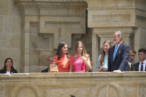 Βασίλισσα Λετίσια: Έκανε ποδαρικό στο φθινόπωρο με υπέροχο φόρεμα και ροζ γόβες