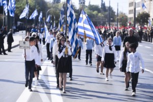Συγκινεί ο μικρός Λέανδρος: Ο μαθητής με οπτική αναπηρία σημαιοφόρος σε μαθητική παρέλαση  [βίντεο]