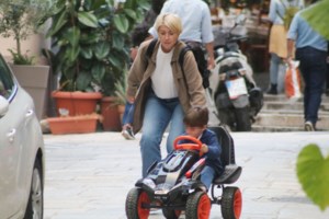 Ζωή… πατίνι για τη Σία Κοσιώνη: Easy rider στο κέντρο της Αθήνας μαζί με τον Δήμο Μπακογιάννη - εικόνα 4